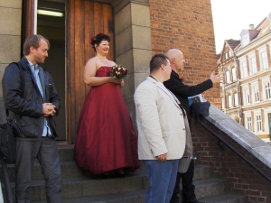 De nygifte på kirkens trappe